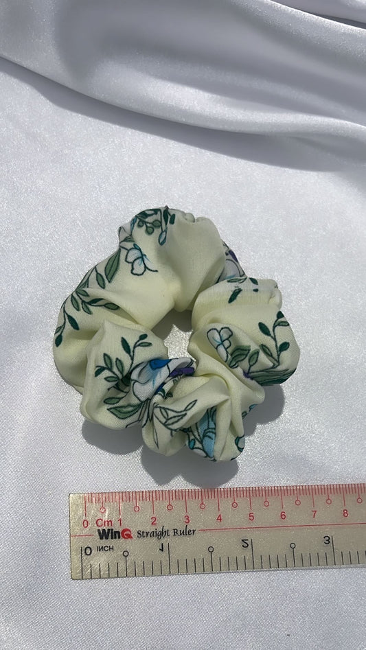 Daisy scrunchie